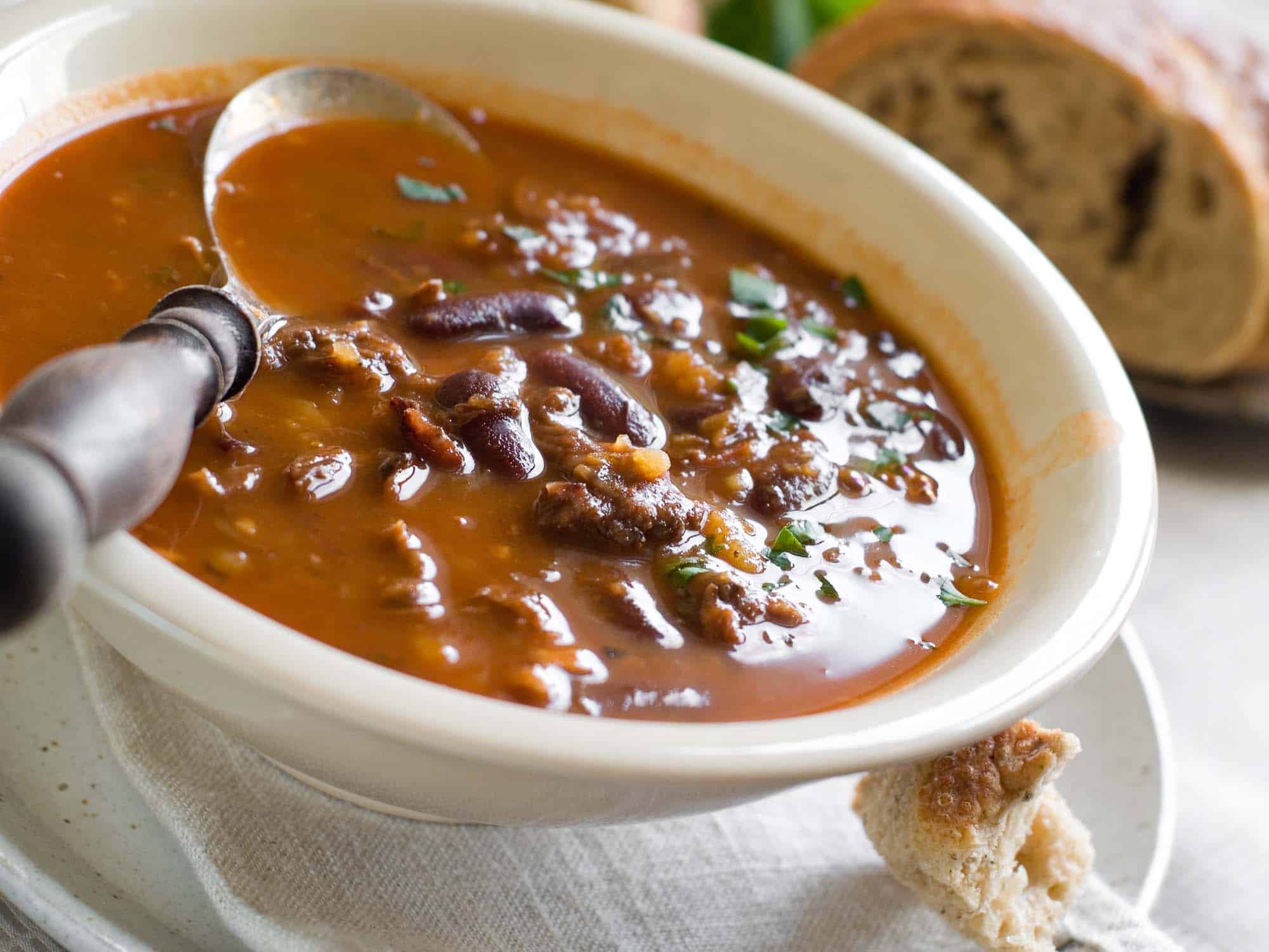 Feurige Kornelkirschen-Chili-Suppe mit schwarzen Bohnen