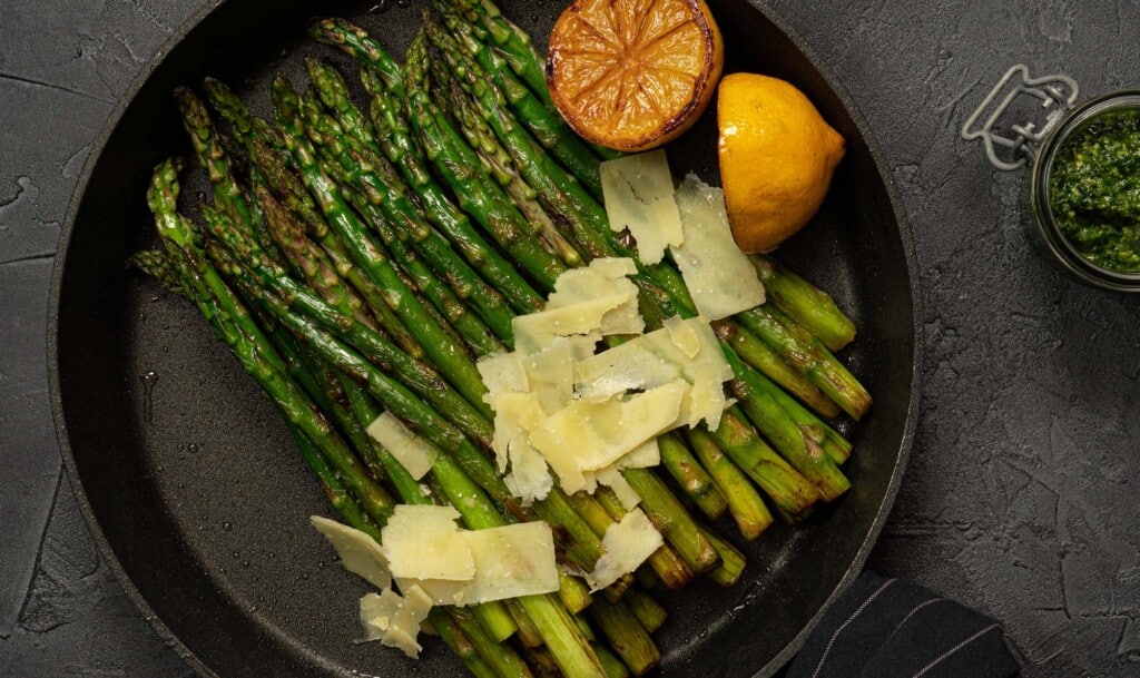 Gebratener Kornelkirschen-Spargel mit Parmesanspänen und Zitronenvinaigrette