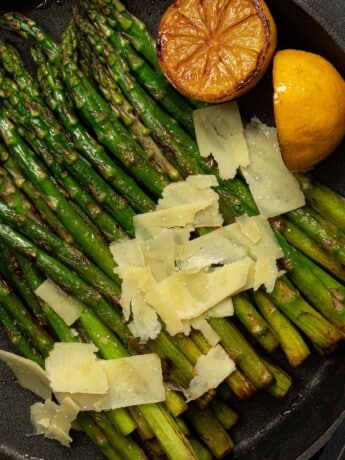 Gebratener Kornelkirschen-Spargel mit Parmesanspänen und Zitronenvinaigrette