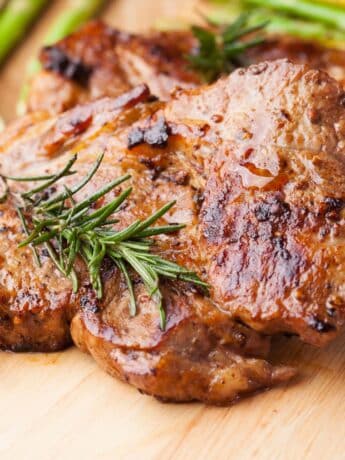 Gegrillte Kornelkirschen-Schweinesteaks mit Honig-Senf-Glasur