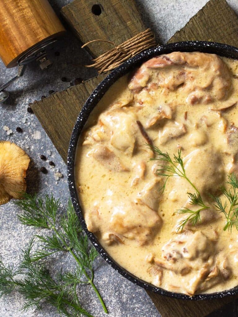 Herzhaft gefüllte Kornelkirschen-Schweinefilet-Rouladen mit würziger Senfsauce