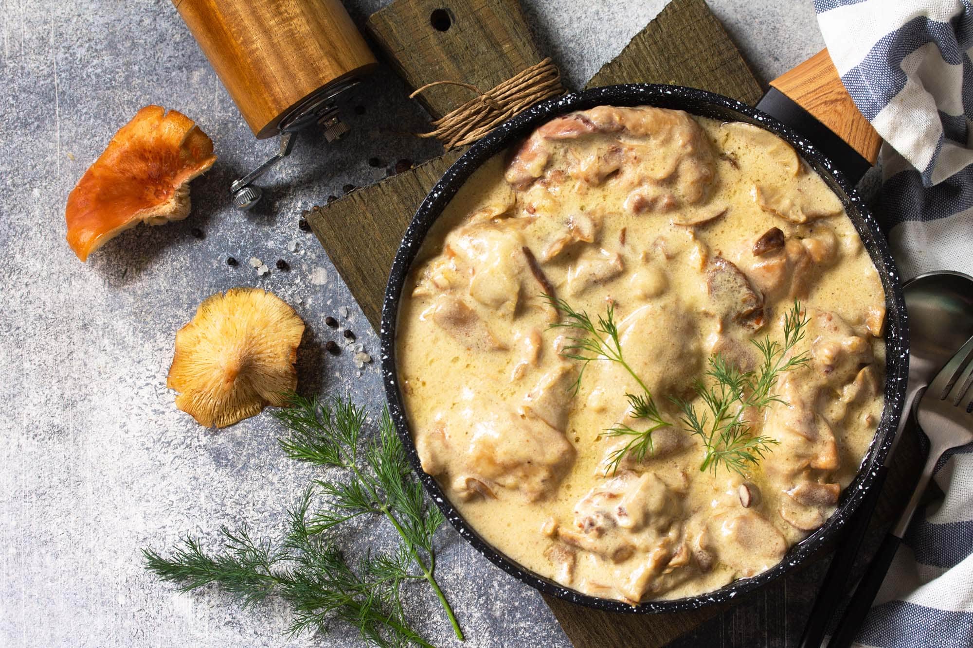 Herzhaft gefüllte Kornelkirschen-Schweinefilet-Rouladen mit würziger Senfsauce