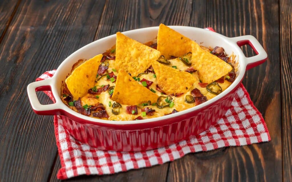 Herzhafter Kornelkirschen-Bacon-Käse-Dip mit knusprigen Nachos