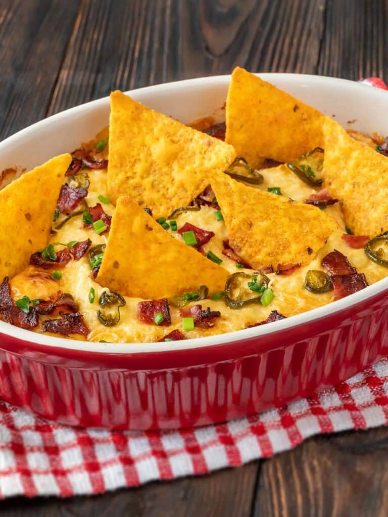 Herzhafter Kornelkirschen-Bacon-Käse-Dip mit knusprigen Nachos