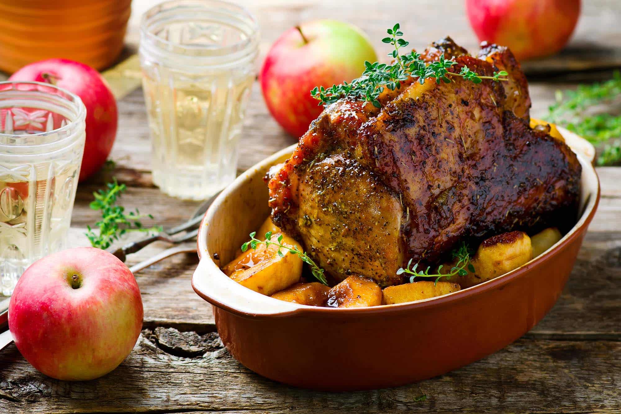 Herzhafter Kornelkirschen-Schweinebraten mit Rosmarin und karamellisierten Äpfeln