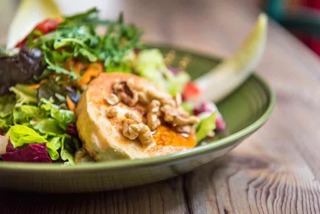 Herzhafter Kornelkirschen-Ziegenkäse-Salat mit karamellisierten Walnüssen