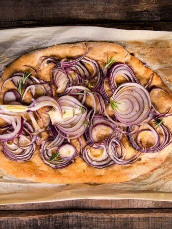 Karamellisiertes Kornelkirschen-Zwiebel-Focaccia mit cremigem Brie