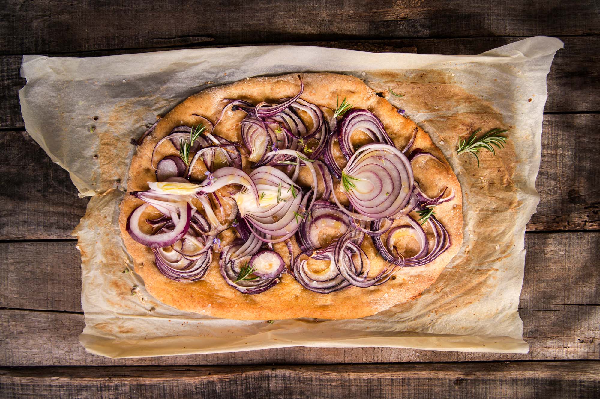 Karamellisiertes Kornelkirschen-Zwiebel-Focaccia mit cremigem Brie