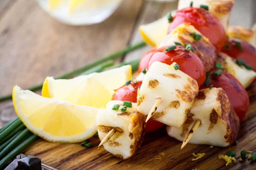 Knusprig gebratene Kornelkirschen-Halloumi-Spieße mit frischen Kräutern