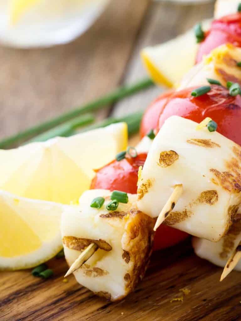 Knusprig gebratene Kornelkirschen-Halloumi-Spieße mit frischen Kräutern