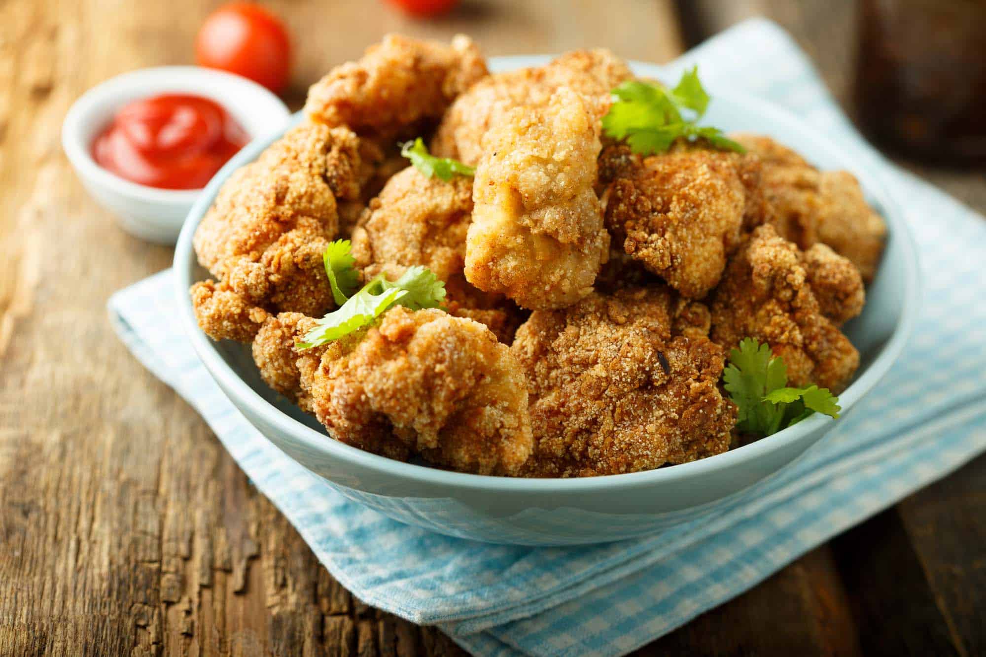 Knusprig gebratene Kornelkirschen-Hühnchen-Nuggets