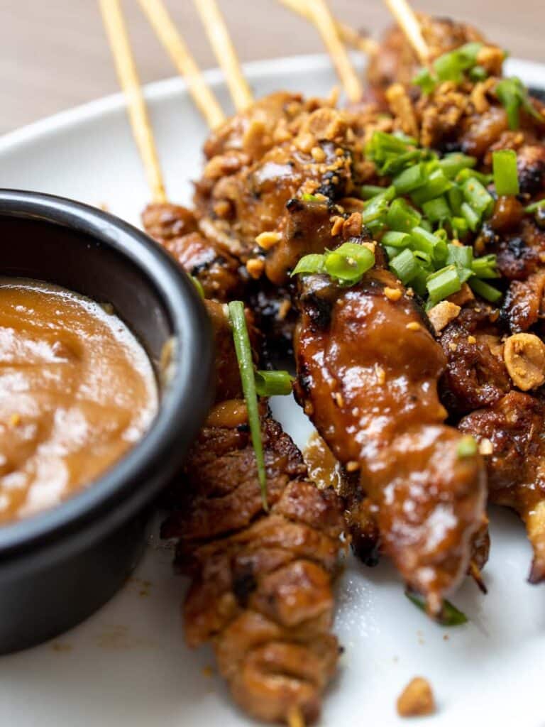 Knusprige Kornelkirschen-Hähnchen-Satay-Spieße mit würzigem Erdnusssauce