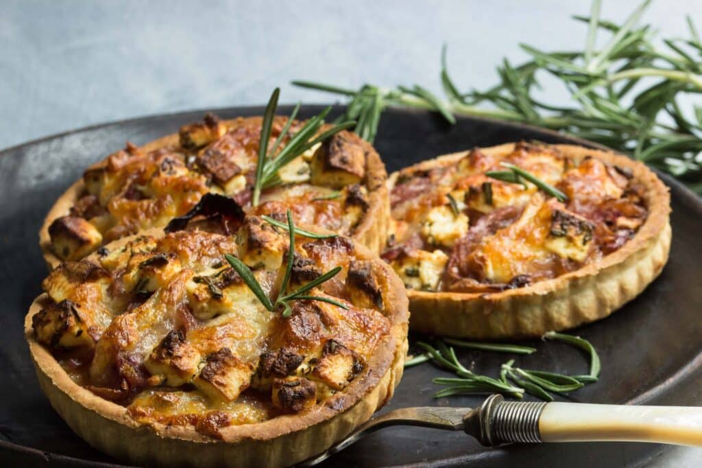 Kornelkirschen-Camembert-Tartelettes mit knackigen Walnüssen und duftemdem Quendel