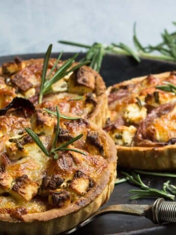 Kornelkirschen-Camembert-Tartelettes mit knackigen Walnüssen und duftemdem Quendel