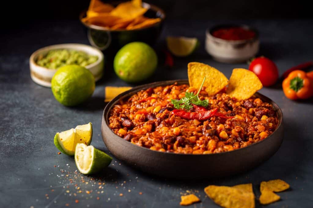 Kornelkirschen-Chili con Carne mit herzhaftem Rinderhack und knusprigen Tortilla-Chips