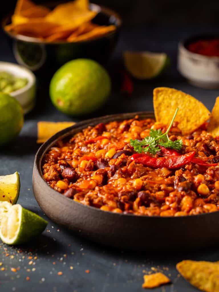 Kornelkirschen-Chili con Carne mit herzhaftem Rinderhack und knusprigen Tortilla-Chips