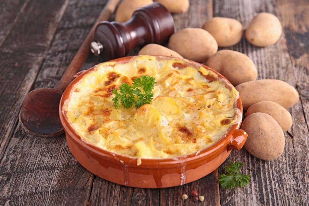 Kornelkirschen-Kartoffelgratin mit cremiger Gorgonzola-Sauce