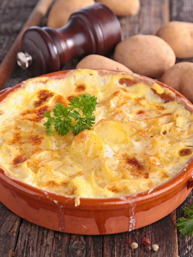 Kornelkirschen-Kartoffelgratin mit cremiger Gorgonzola-Sauce