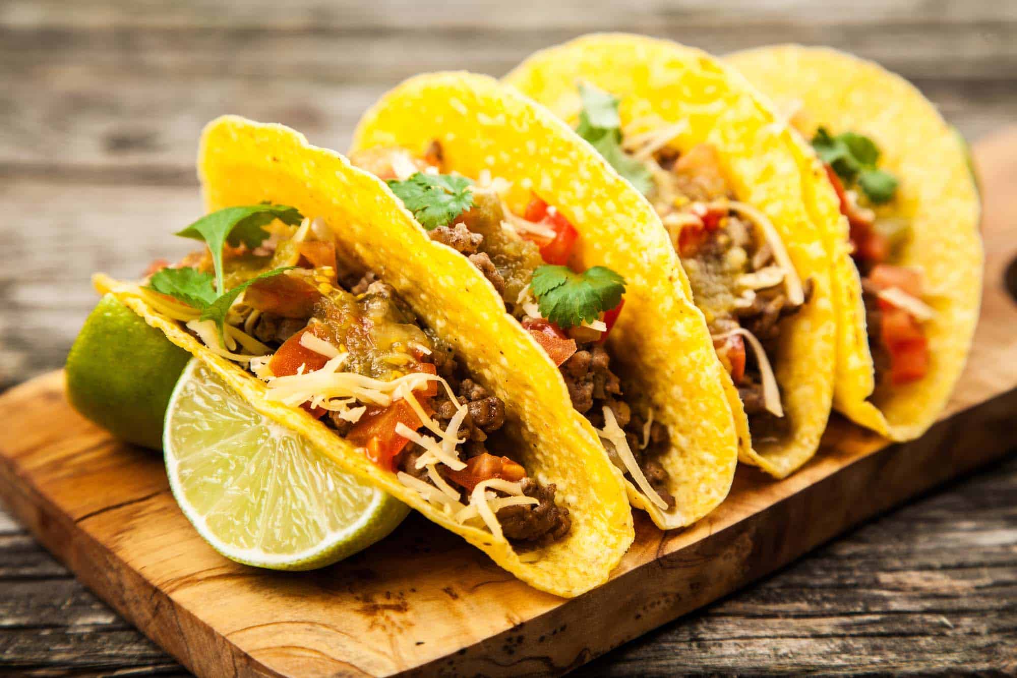 Kornelkirschen-Rindfleisch-Tacos mit Avocado-Salsa