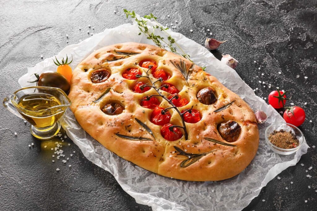 Kornelkirschen-Tomaten-Focaccia mit Olivenöl und frischen Kräutern