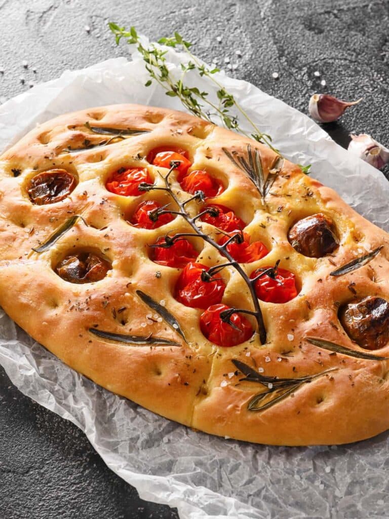 Kornelkirschen-Tomaten-Focaccia mit Olivenöl und frischen Kräutern