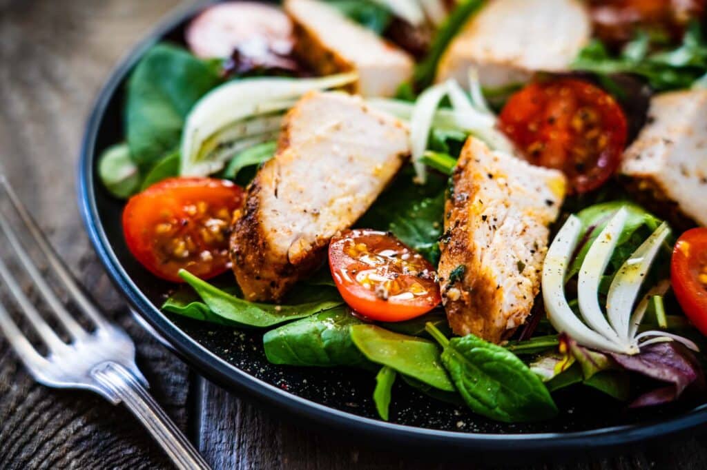 Gebratener Hähnchensalat mit Holunderbeeren-Mango-Dressing