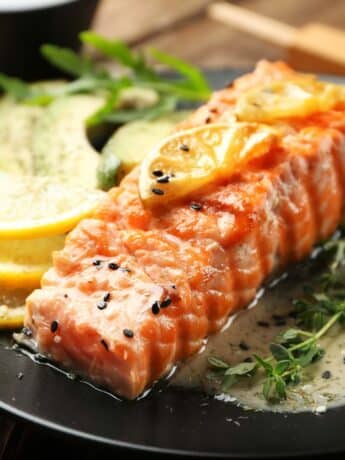 Gebratener Lachs mit Holunderbeeren-Zitronen-Dill-Sauce