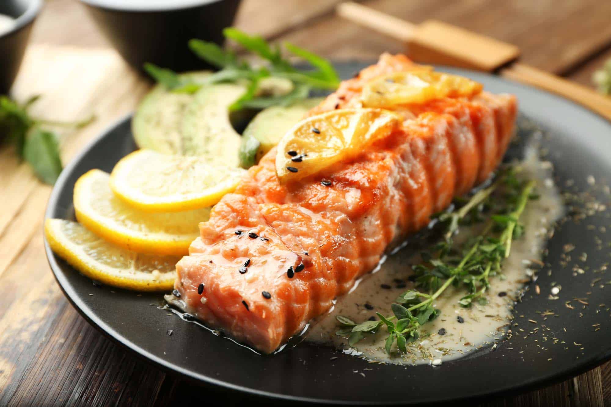 Gebratener Lachs mit Holunderbeeren-Zitronen-Dill-Sauce