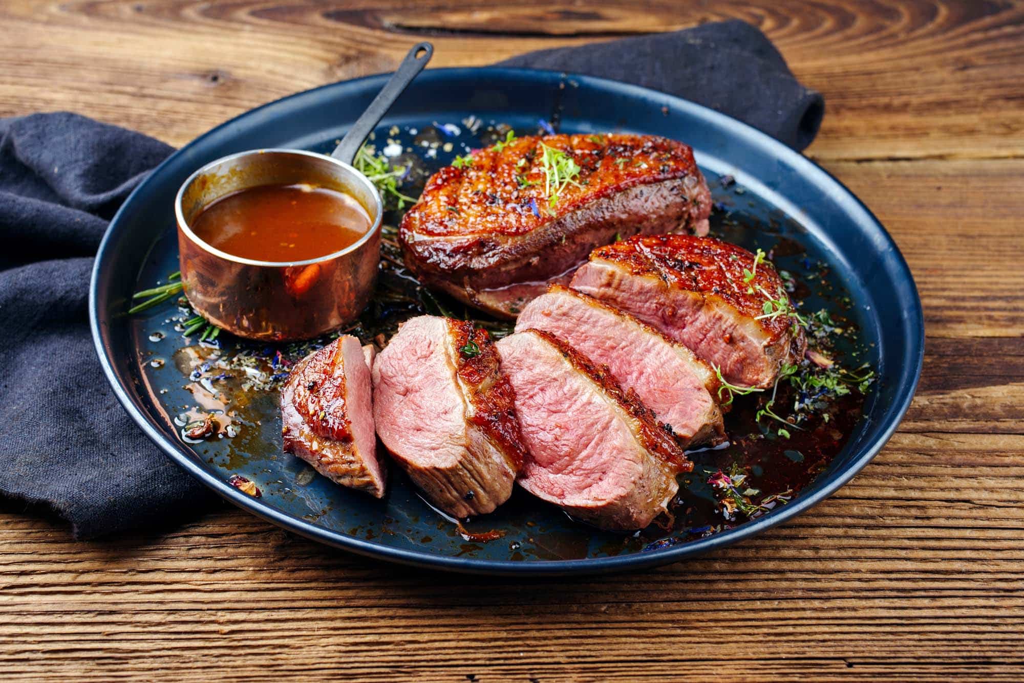 Gebratene Entenbrust mit Holunderbeeren-Orangen-Thymian-Sauce