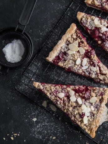 Holunderbeeren-Beeren-Pie mit knusprigem Streuselbelag