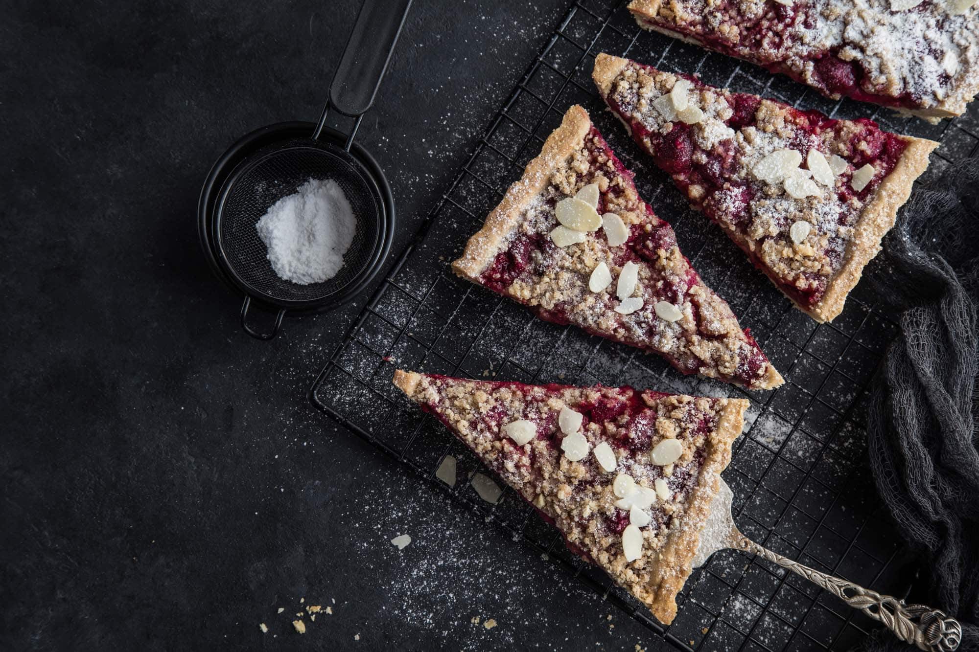 Holunderbeeren-Beeren-Pie mit knusprigem Streuselbelag