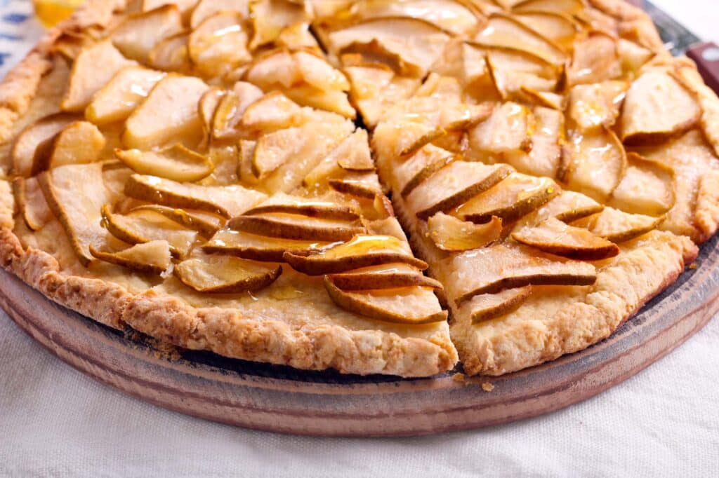 Holunderbeeren-Birnen-Crostata mit einer Prise Zimt