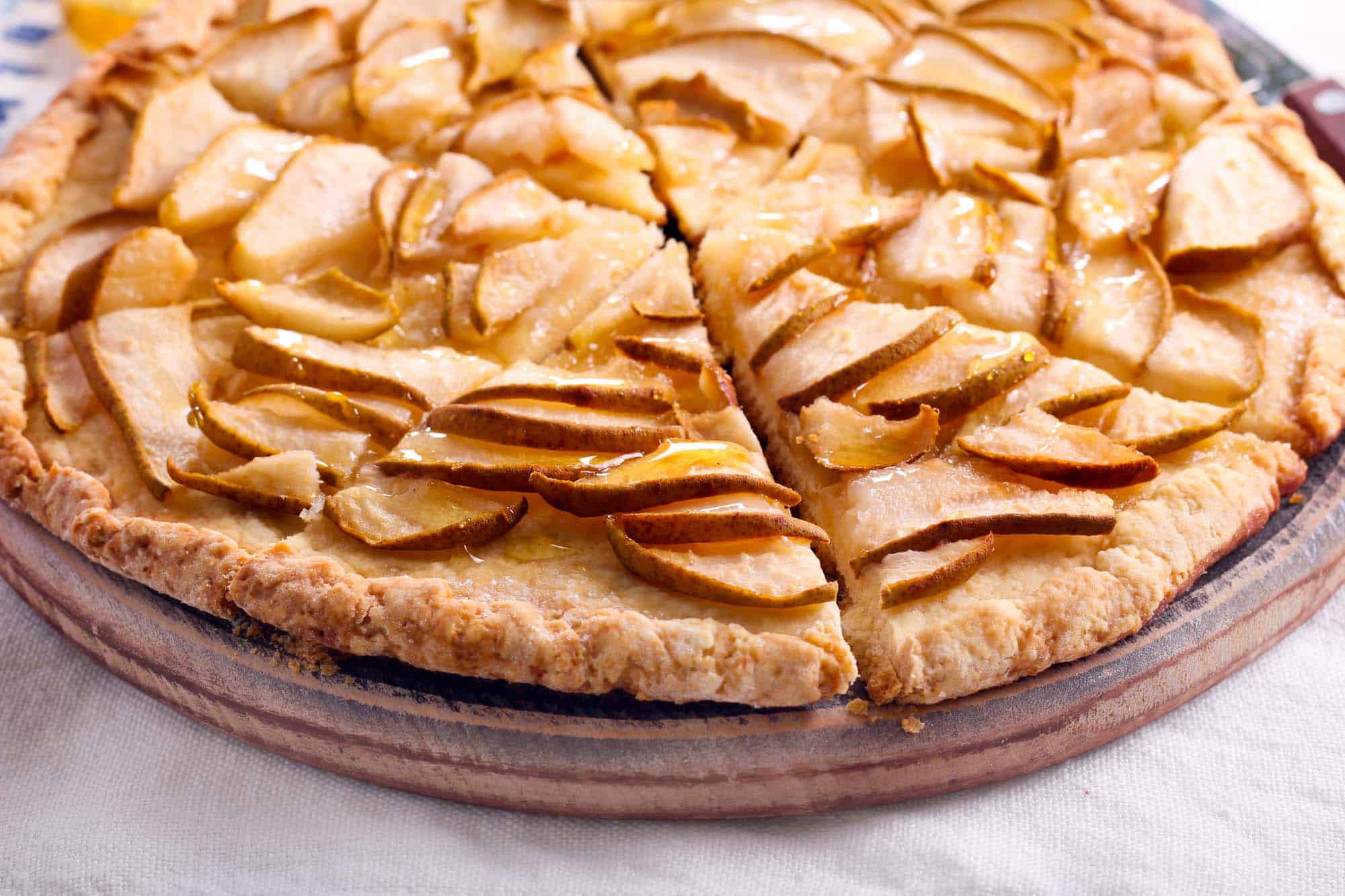 Holunderbeeren-Birnen-Crostata mit einer Prise Zimt