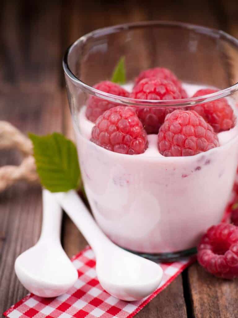 Holunderbeeren-Himbeer-Quark-Dessert mit Schokoladensplittern