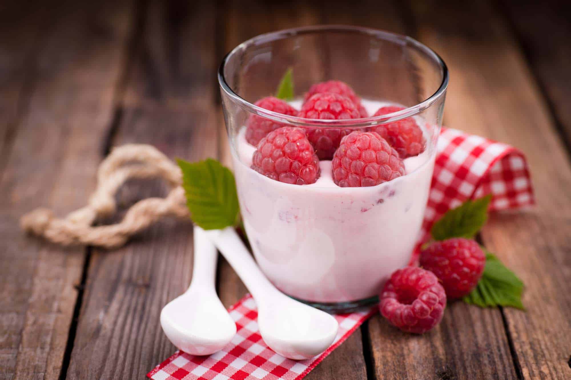 Holunderbeeren-Himbeer-Quark-Dessert mit Schokoladensplittern