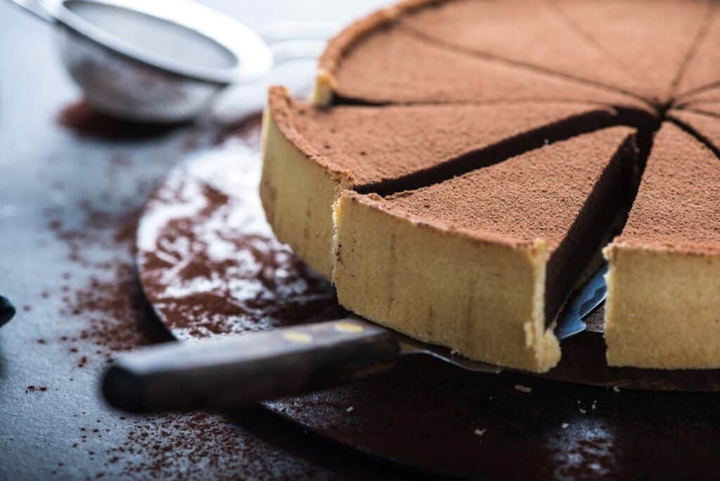 Holunderbeeren-Schokoladen-Tarte mit knusprigem Mandelboden