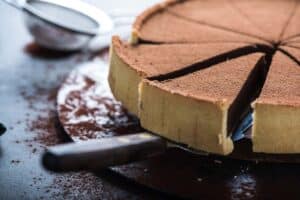 Holunderbeeren-Schokoladen-Tarte mit knusprigem Mandelboden