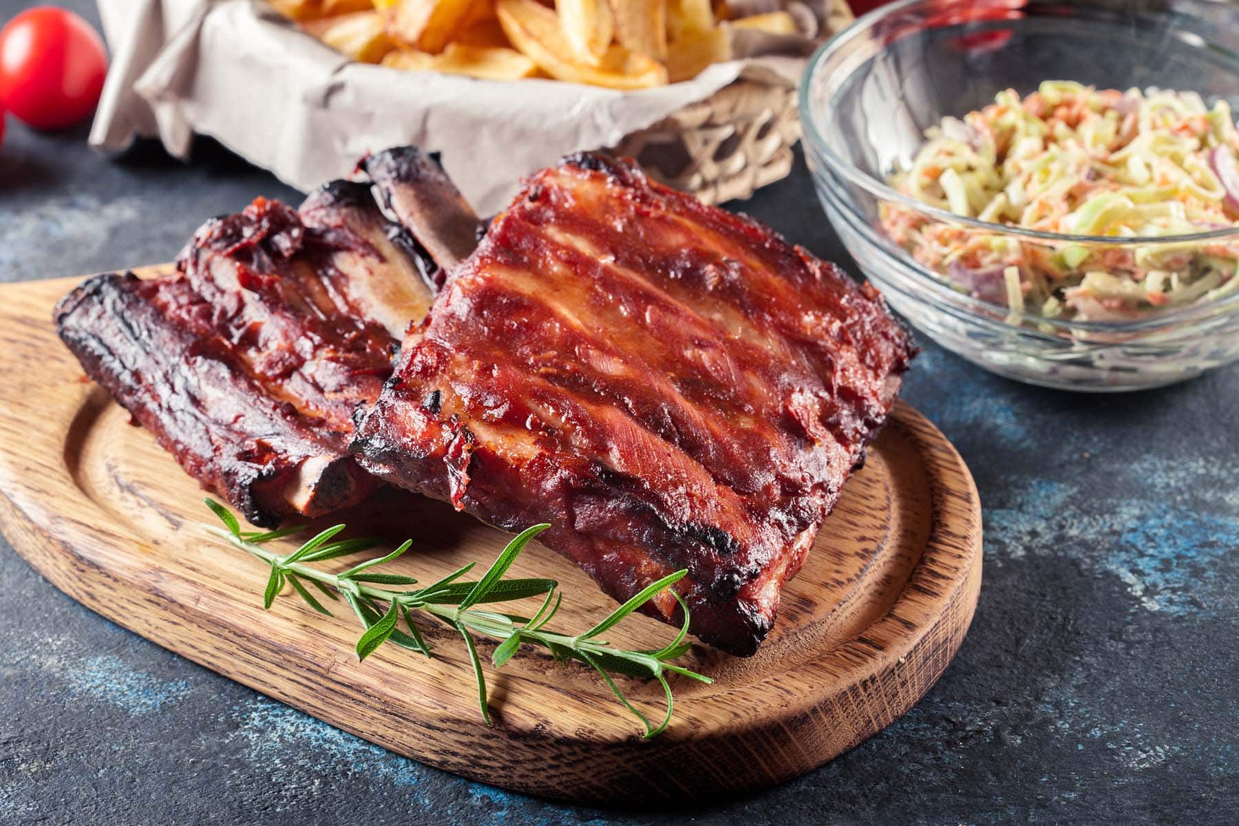 Feurig geräucherte Kornelkirschen-BBQ-Rippchen mit knusprigen Kartoffelecken