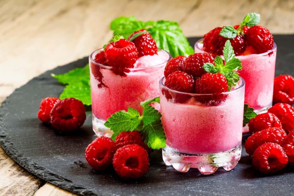 Holunderbeeren-Himbeer-Slush-Eis mit spritzigem Prosecco