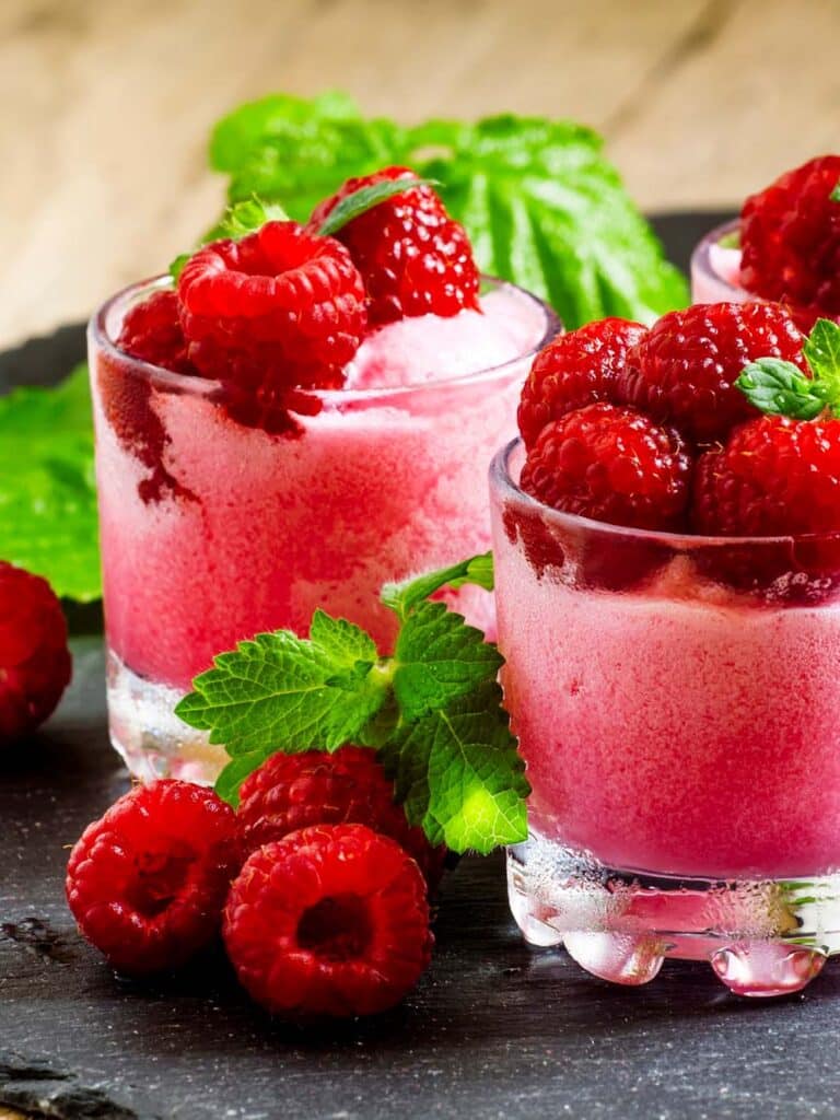 Holunderbeeren-Himbeer-Slush-Eis mit spritzigem Prosecco