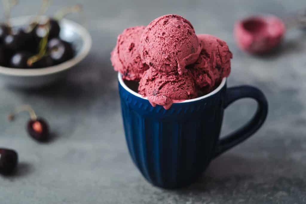 Holunderbeeren-Kirsch-Eiscreme mit Schokoladenstückchen