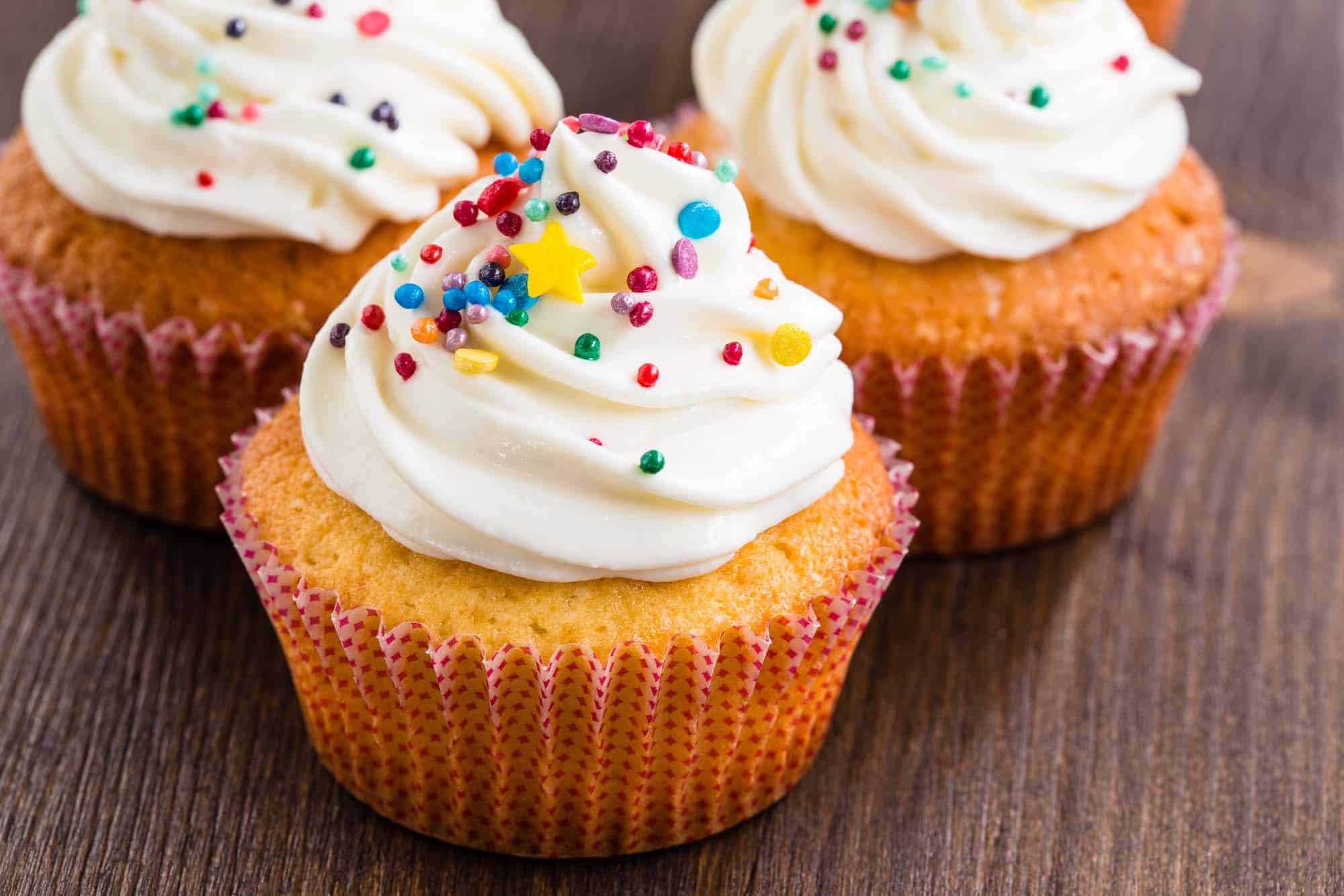 Holunderbeeren-Kokos-Cupcakes mit sahniger Kokoscreme