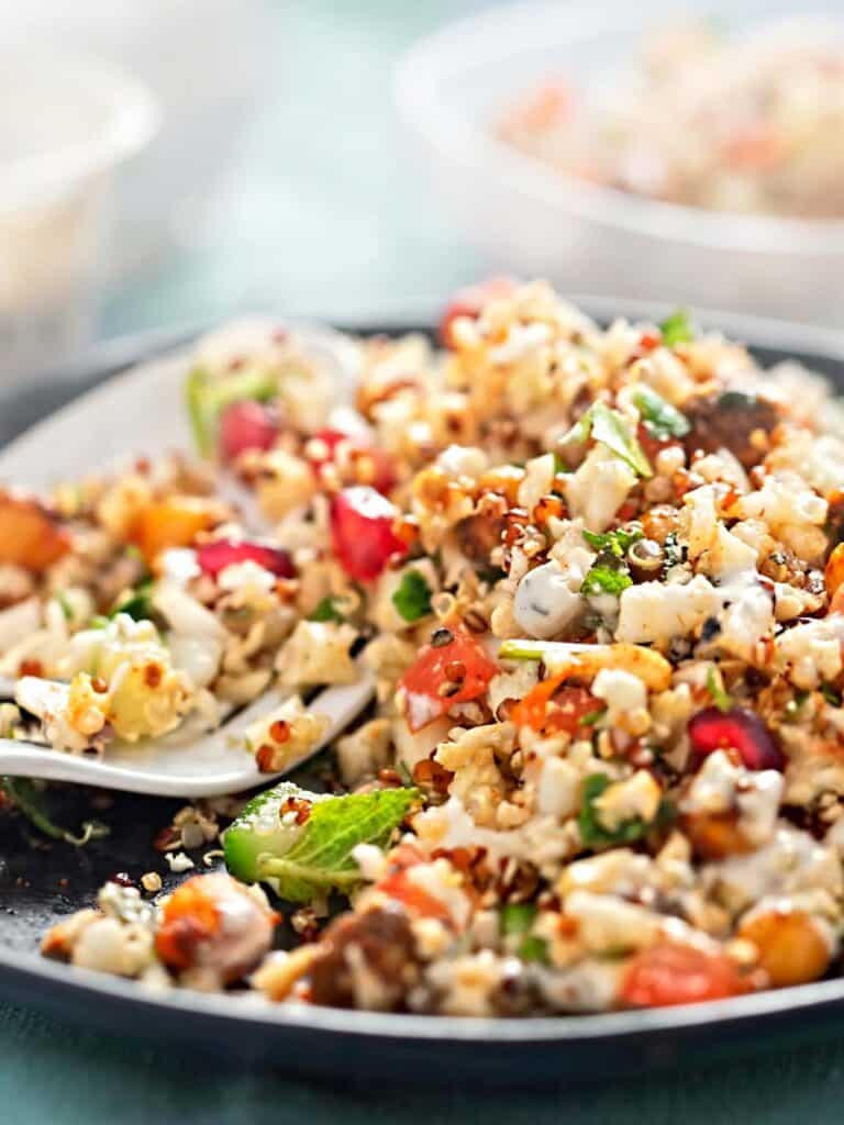 Holunderbeeren-Quinoa-Salat mit gerösteten Mandeln und Feta