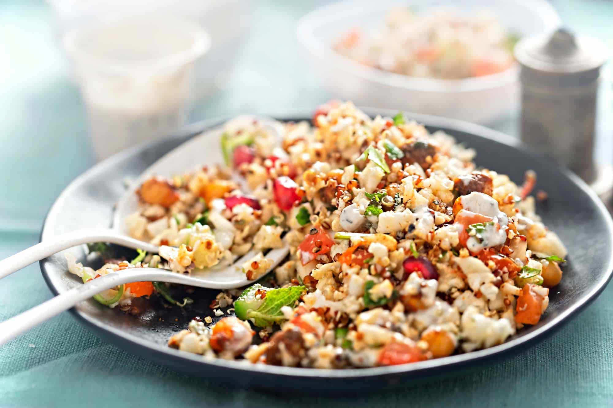 Holunderbeeren-Quinoa-Salat mit gerösteten Mandeln und Feta