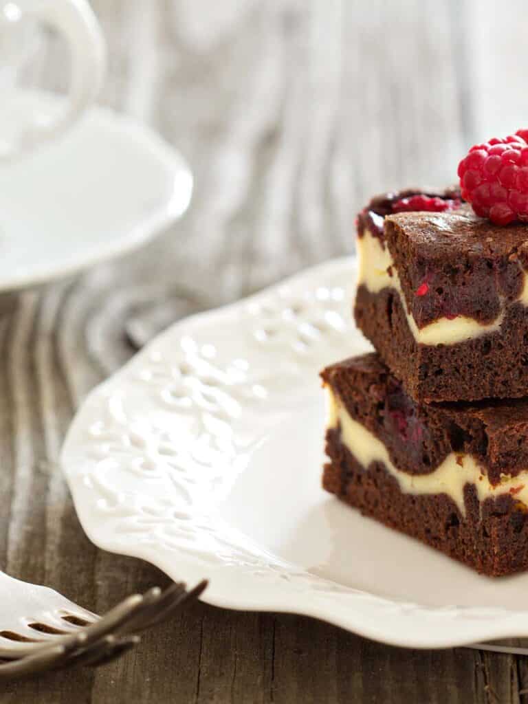 Holunderbeeren-Schoko-Cheesecake-Brownies mit Beeren-Topping