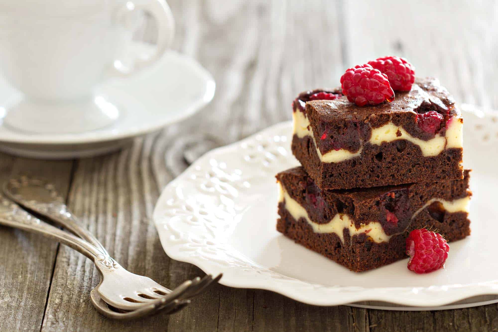 Holunderbeeren-Schoko-Cheesecake-Brownies mit Beeren-Topping