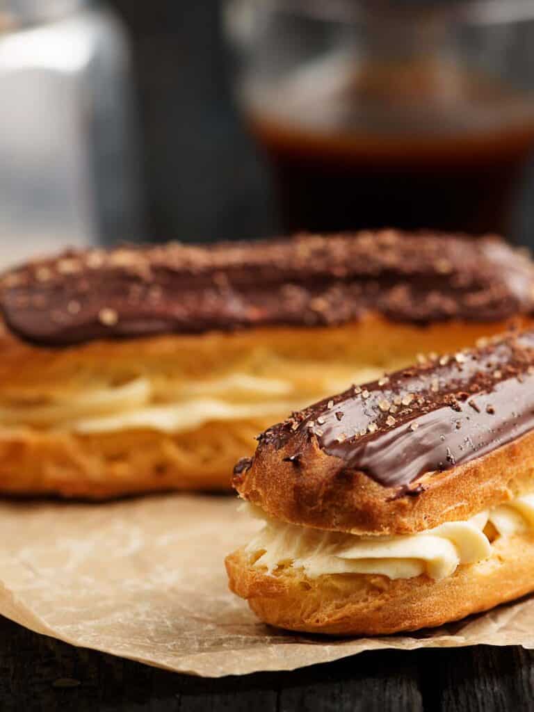 Holunderbeeren-Vanille-Eclairs mit cremiger Puddingfüllung