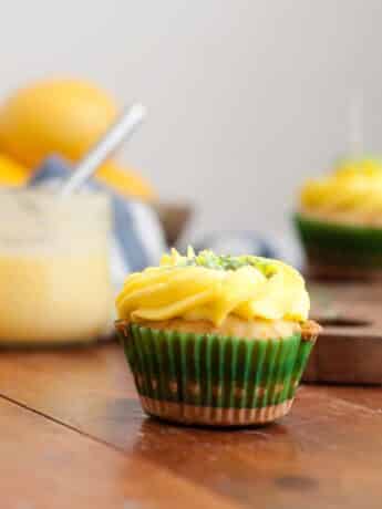 Holunderbeeren-Zitronen-Cupcakes mit cremiger Mascarpone-Creme