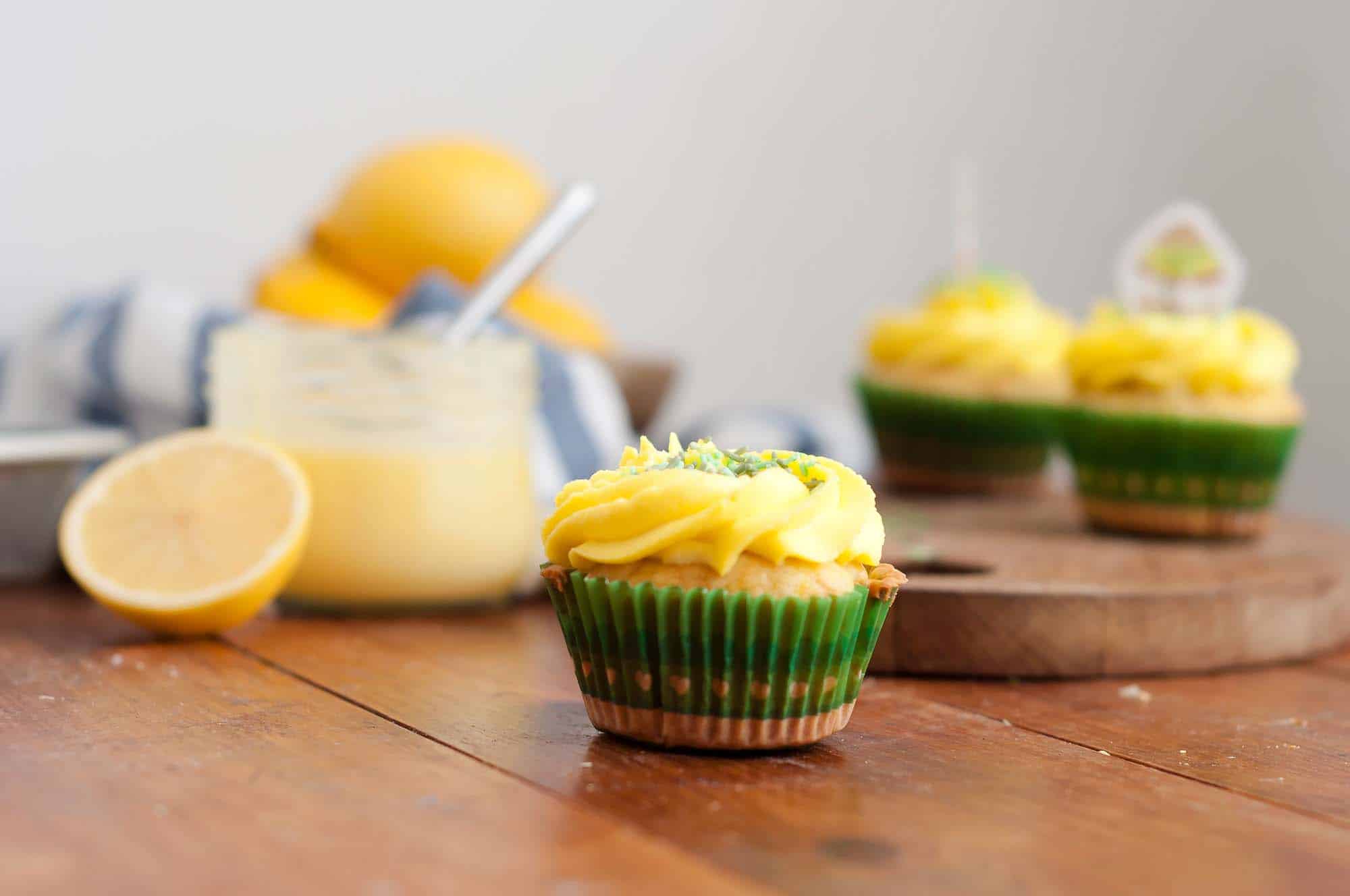 Holunderbeeren-Zitronen-Cupcakes mit cremiger Mascarpone-Creme