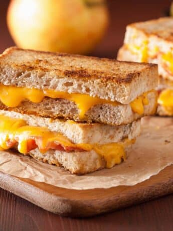 Knusprige Kornelkirschen-Speck-Sandwiches mit geschmolzenem Cheddar